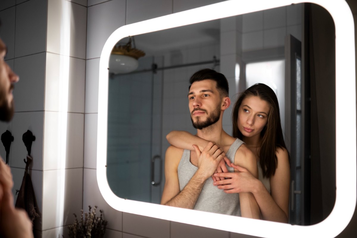 Espejo de pared con luz LED en el baño