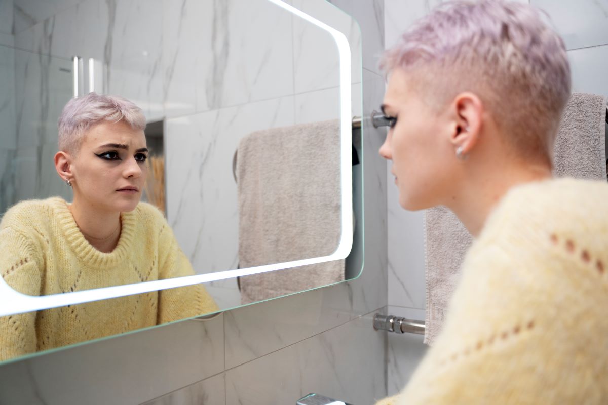 mujer mirándose frente al espejo