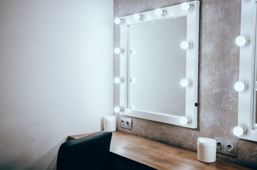 RAZONES POR LAS QUE NECESITAS UN ESPEJO CON LUZ PARA MAQUILLAJE DE PARED