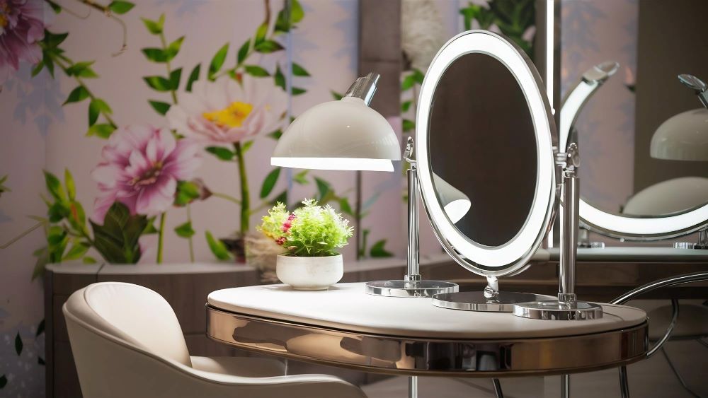 ¿CÓMO FUNCIONAN LOS ESPEJOS DE MESA CON LUZ Y POR QUÉ LOS NECESITAS?
