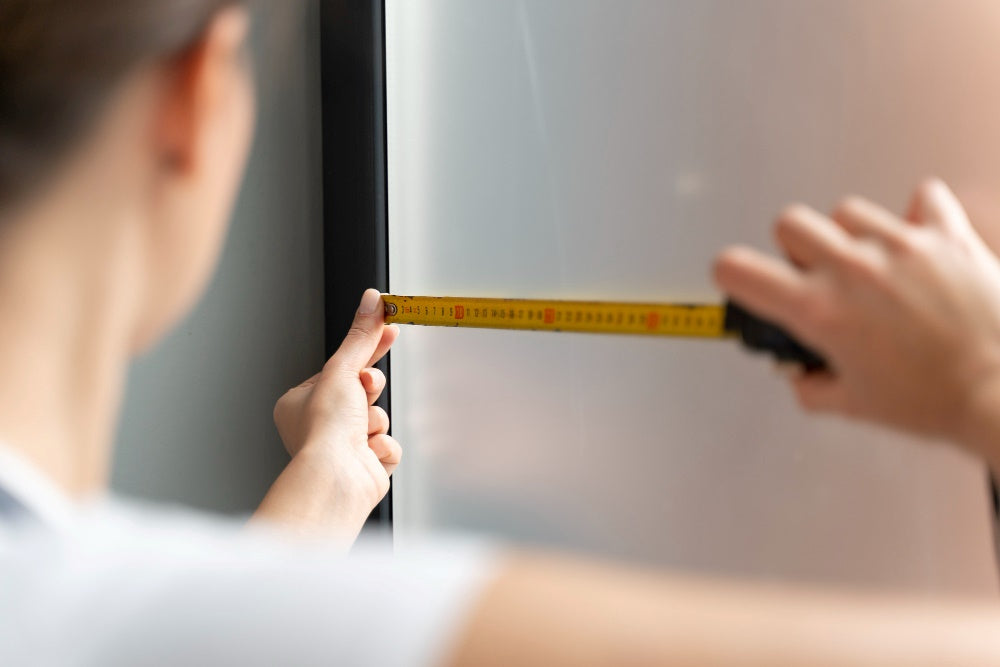 ¿NECESITAS AYUDA PARA INSTALAR UN ESPEJO DE BAÑO CON LUZ?