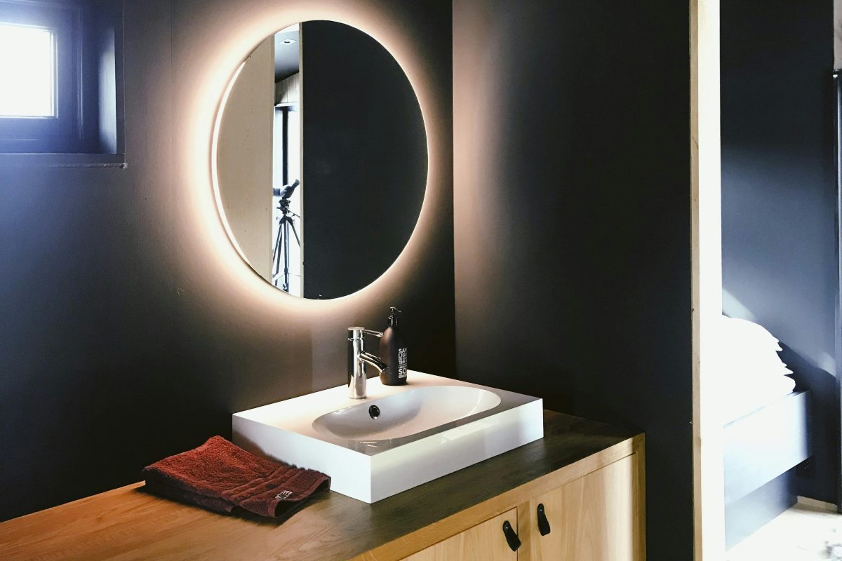 CÓMO INTEGRAR UN ESPEJO DE DISEÑO MODERNO EN TU DECORACIÓN