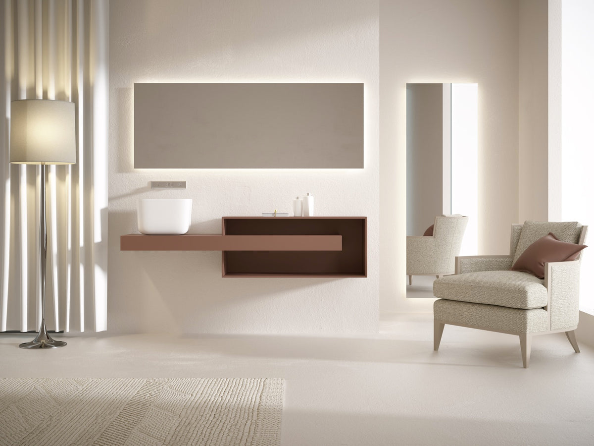 Espejo LED BIDENS retroiluminado en ambiente tipo suite con butaca, lámpara de pie y espejo de cuerpo entero