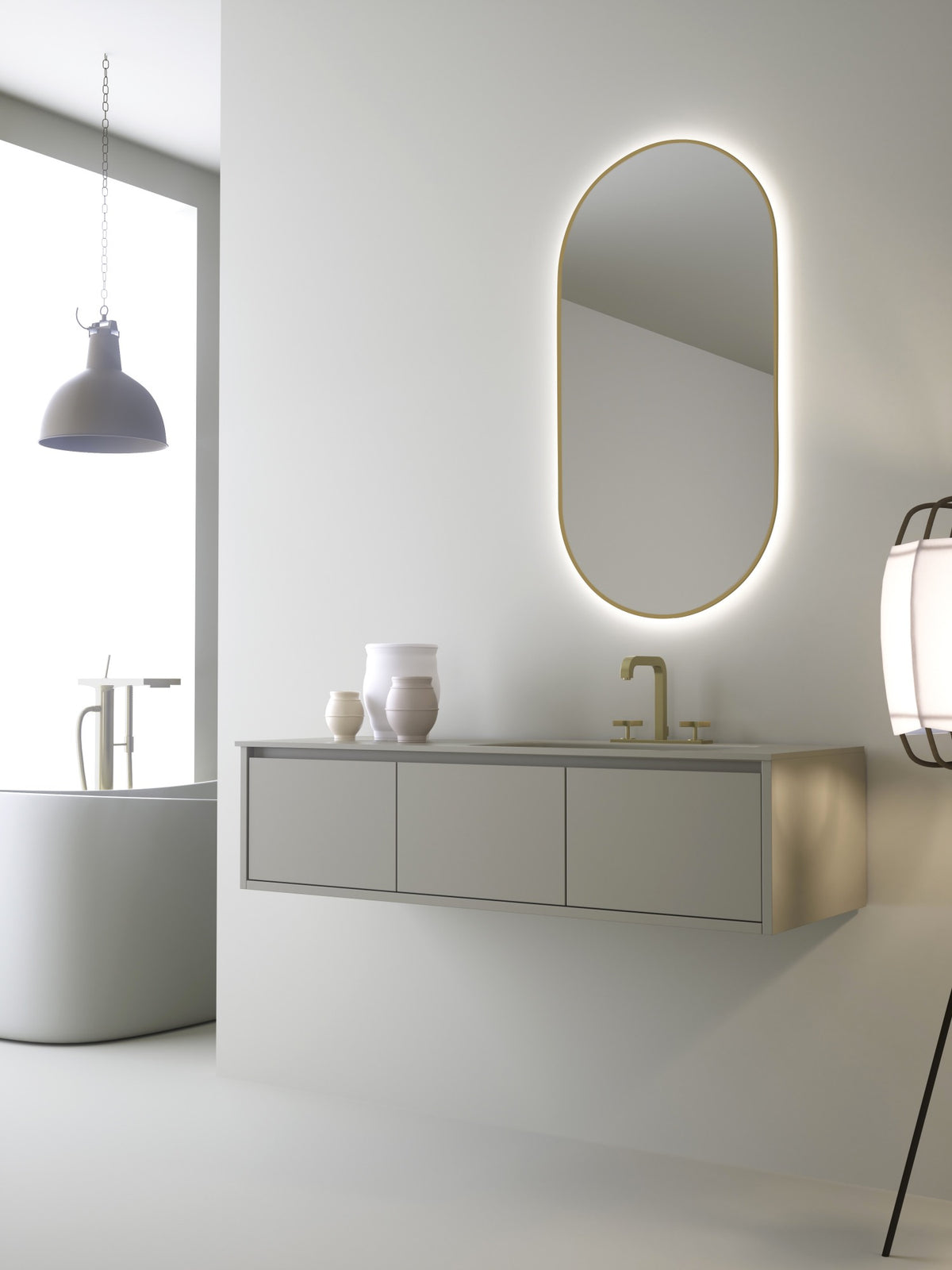 Espejo ovalado JAPÓN EXPRESS en forma de cápsula con bisel dorado y luz retroiluminada encendida sobre un mueble de baño gris
