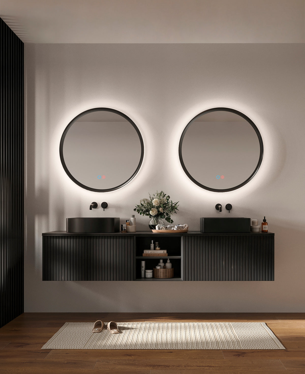 Dos espejos redondos TORINO de Ledimex encendidos, con marco negro y luz retroiluminada, sobre un mueble de lavabo doble