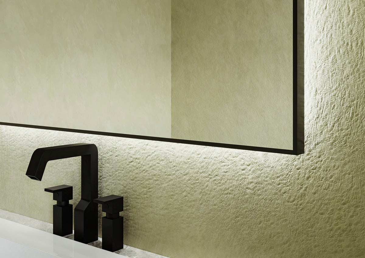 Detalle del marco metálico negro enrasado con el vidrio del espejo ALUMINIUM