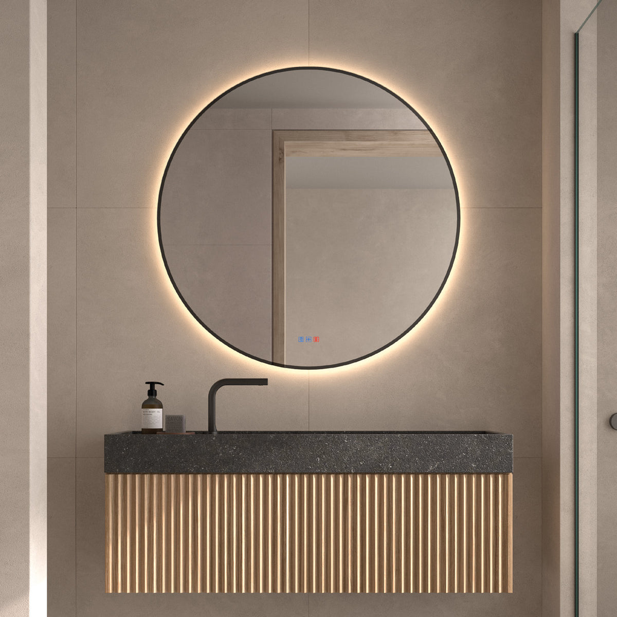 Espejo redondo retroiluminado Baeza con contorno negro sobre un mueble de baño
