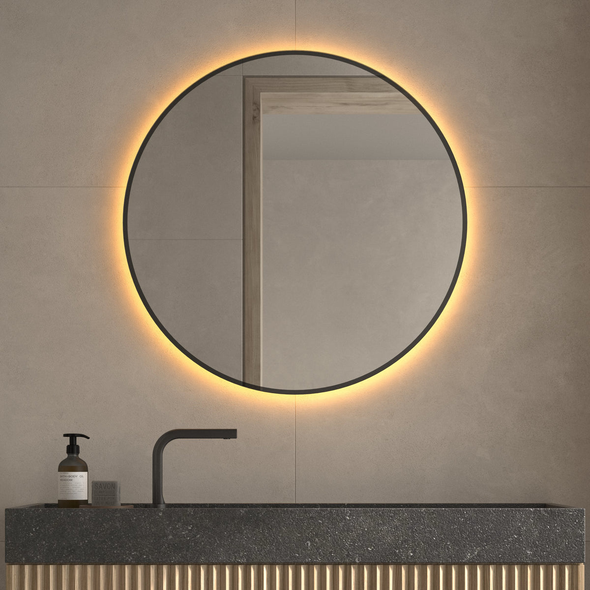 Espejo redondo MAMBA LUXE de Ø 80 cm con contorno negro y luz cálida (2700 K) en un baño