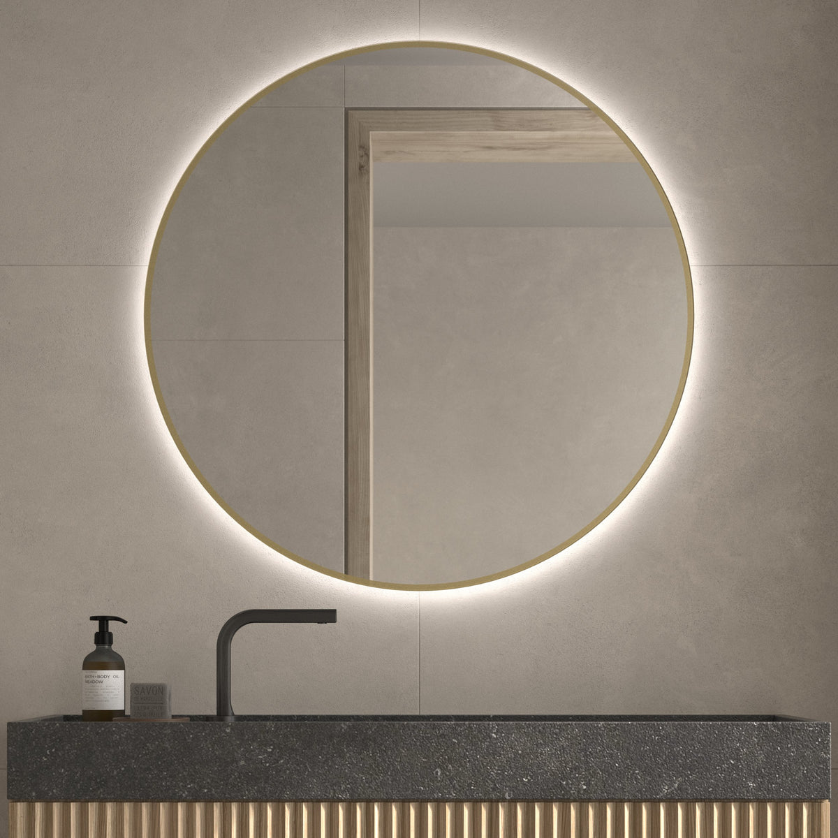Espejo redondo MAMBA LUXE de Ø 90 cm con contorno oro y luz fría (6000 K) en un baño