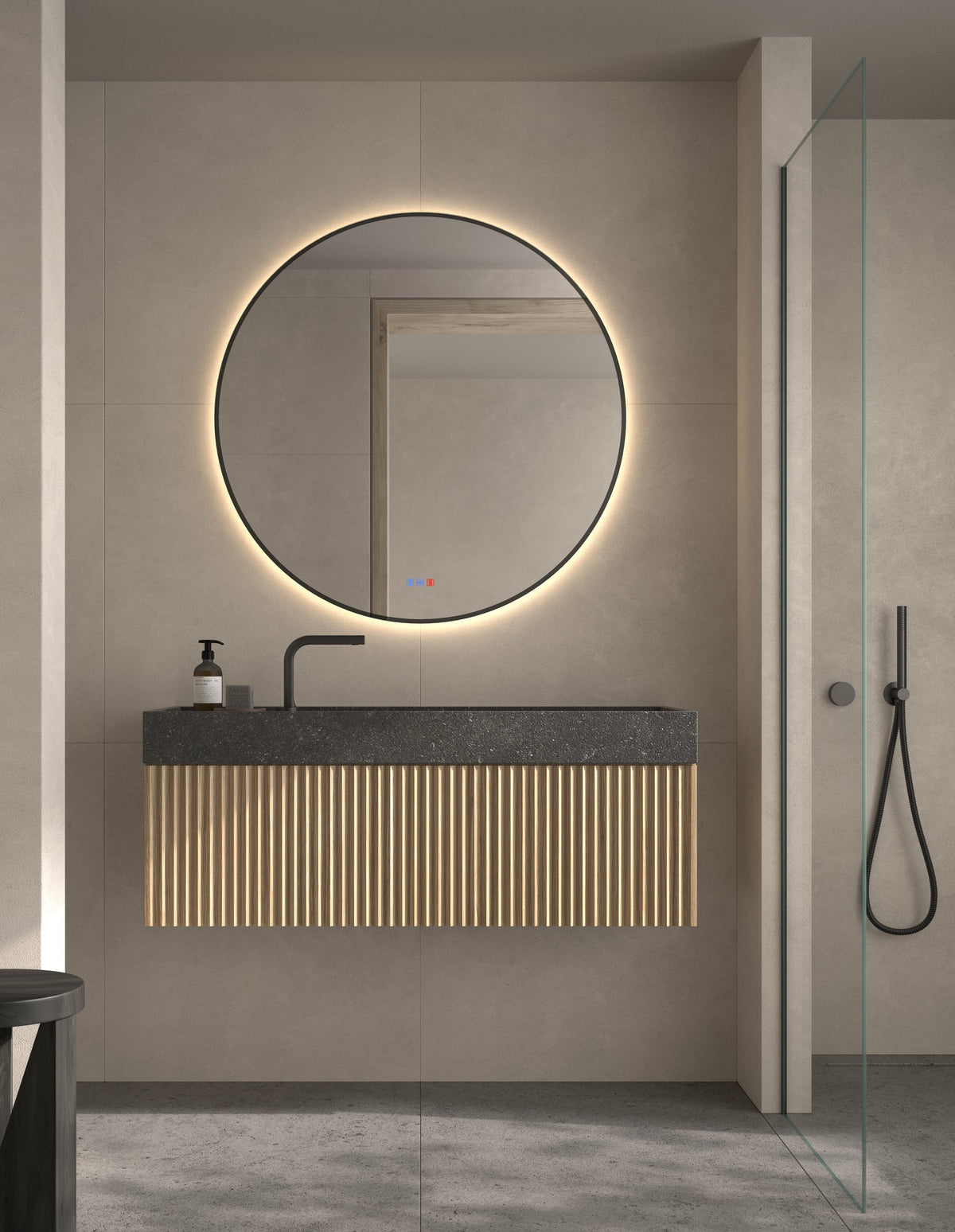 Espejo redondo MAMBA LUXE de Ø 100 cm con contorno negro y luz neutra (4500 K) en un baño