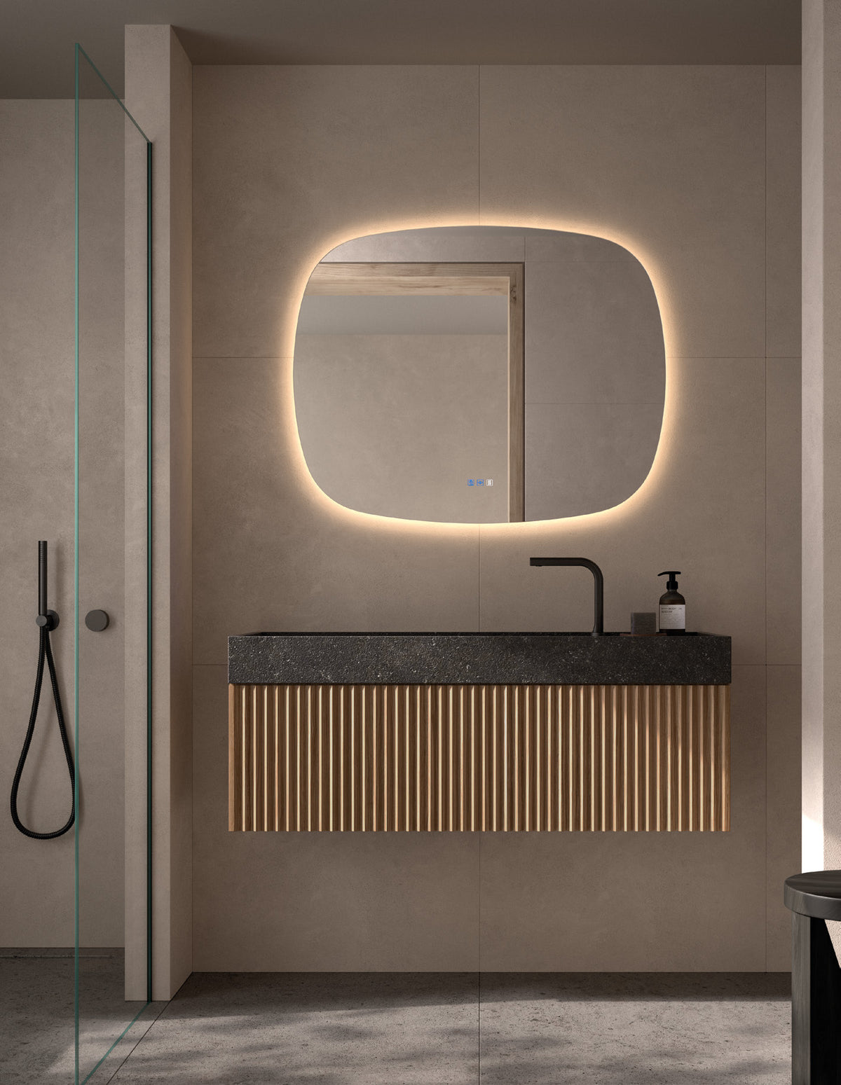 Baño con el espejo de forma orgánica Braga con luz LED