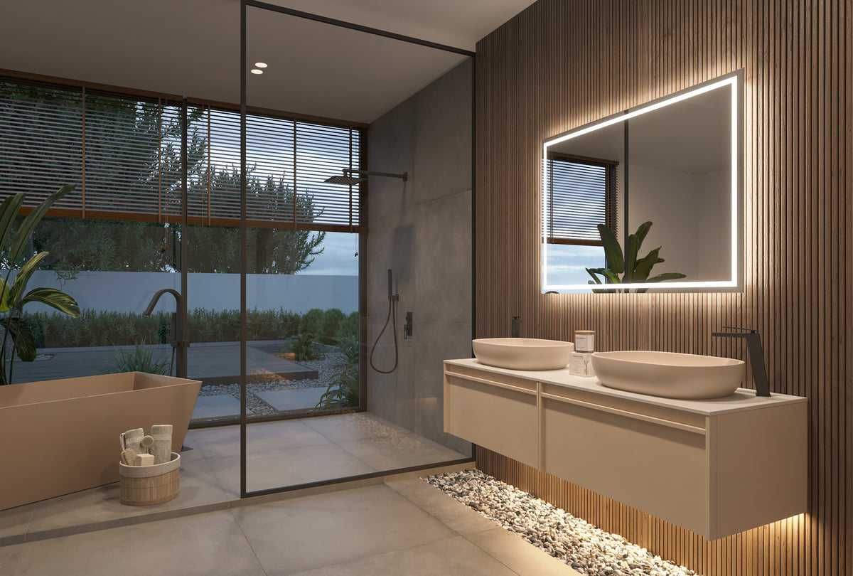 Baño con ventanal y el espejo rectangular FRANCIA encendido sobre un mueble de doble lavabo, con pared de listones de madera