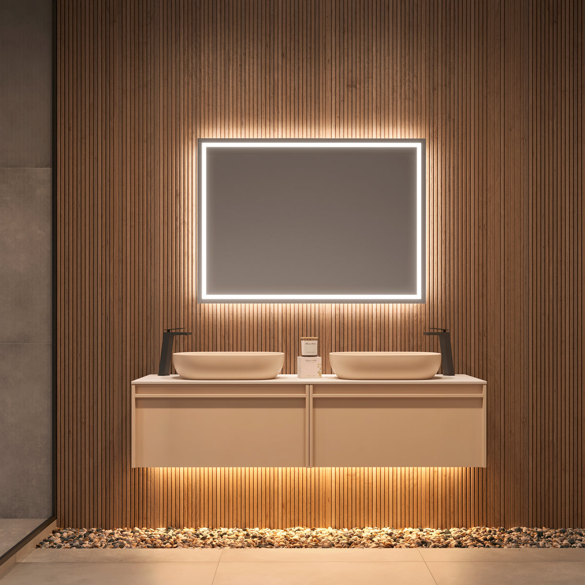 Espejo rectangular FRANCIA encendido sobre un mueble de doble lavabo, con la franja arenada de luz frontal y la retroiluminación en la pared de madera