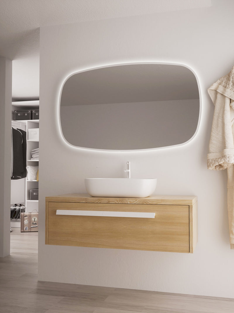 Espejo de baño con luz LED de forma orgánica a medida, retroiluminado · Modelo LYRIAN