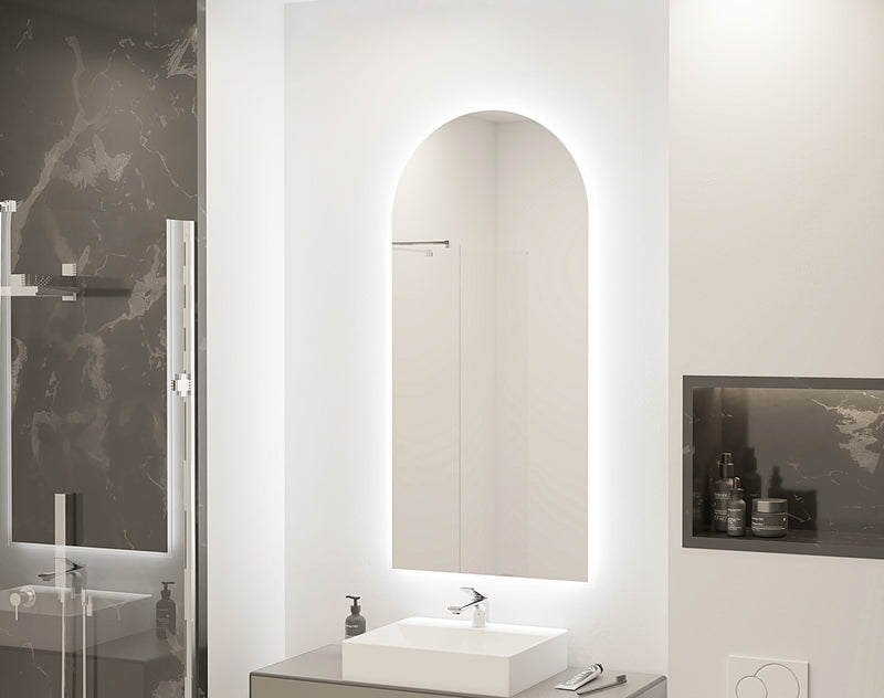 Espejo de baño con luz LED en arco a medida, con luz frontal y ambiental · Modelo MALVORA