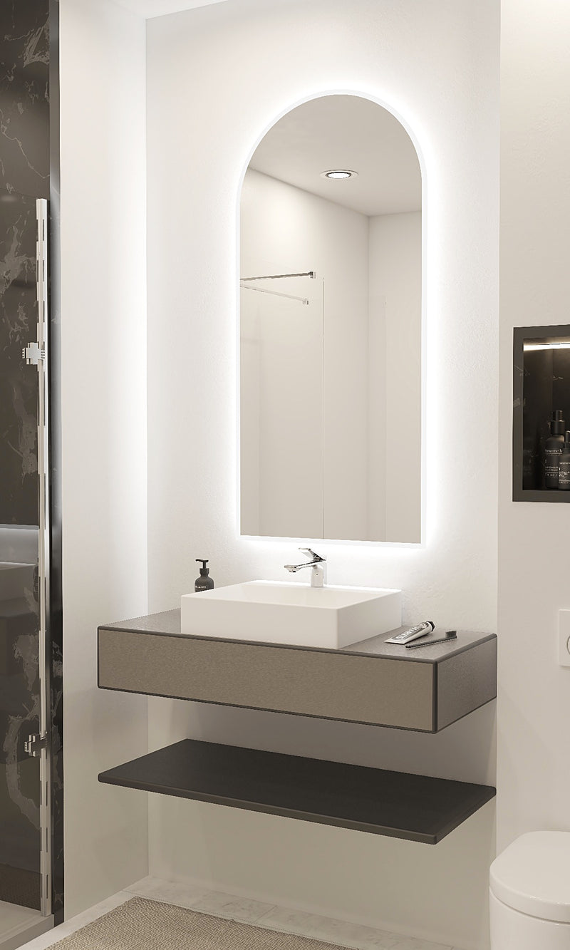 Espejo de baño con luz LED en arco a medida, con luz frontal y ambiental · Modelo MALVORA