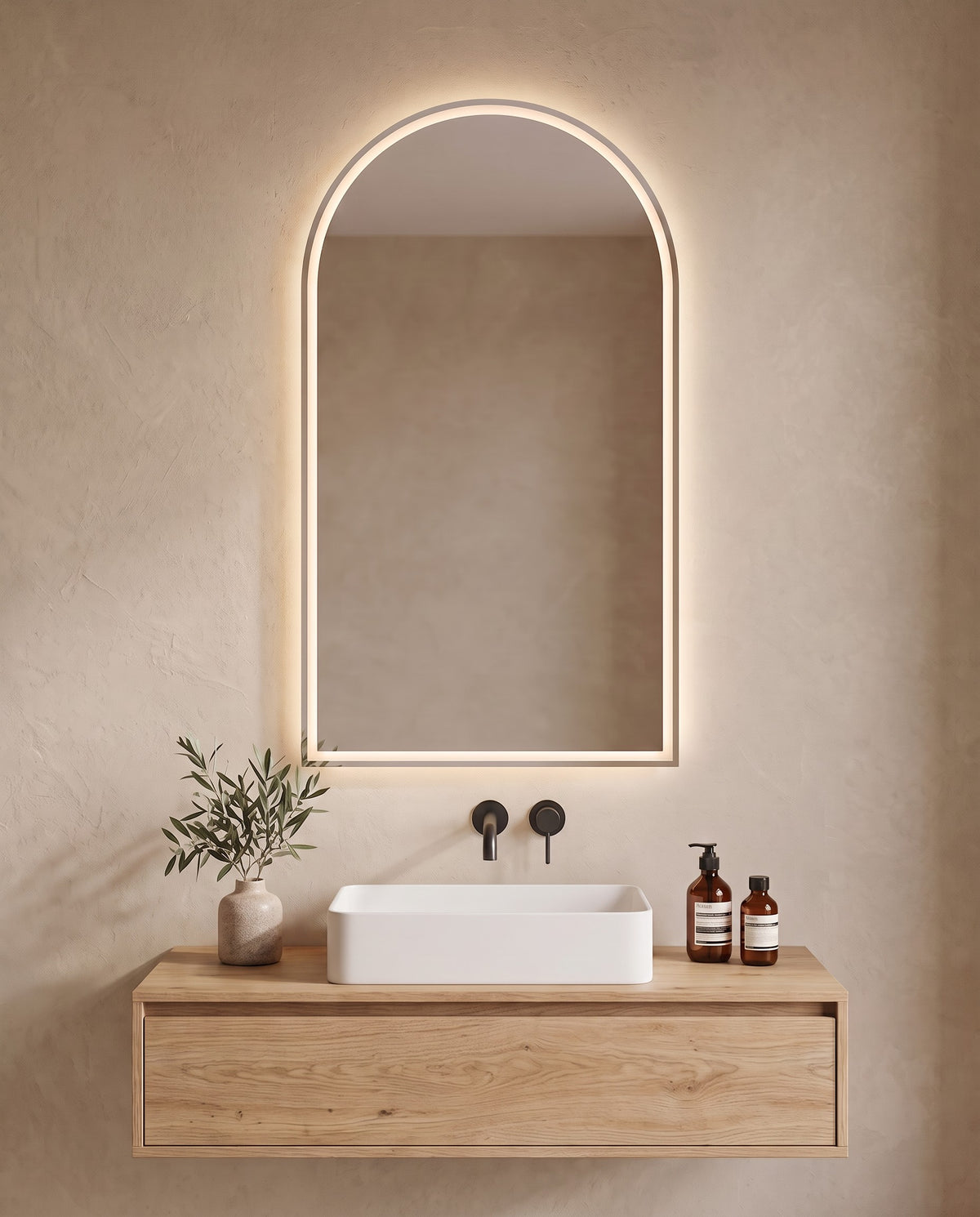 Espejo LED MALVORA en arco con luz frontal y ambiental sobre mueble de roble y lavabo blanco