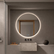 Espejo redondo retroiluminado Veneto sobre un lavabo de piedra