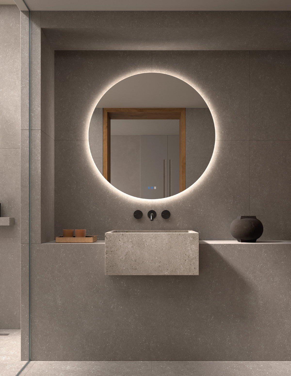 Baño con el espejo redondo Veneto con luz LED y halo de luz continua