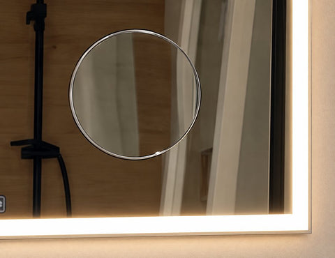 Espejo de aumento imantado colocado en el lado derecho de un espejo de baño LED