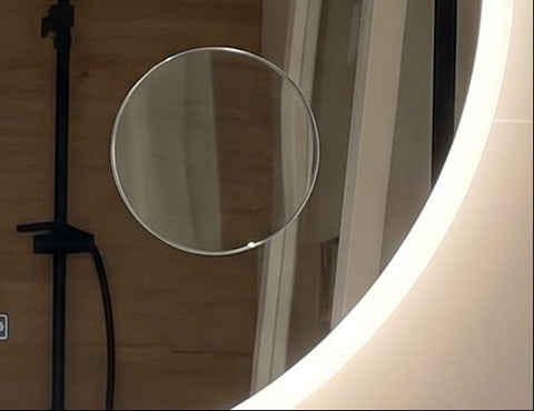 Espejo de aumento imantado colocado sobre un espejo de baño LED